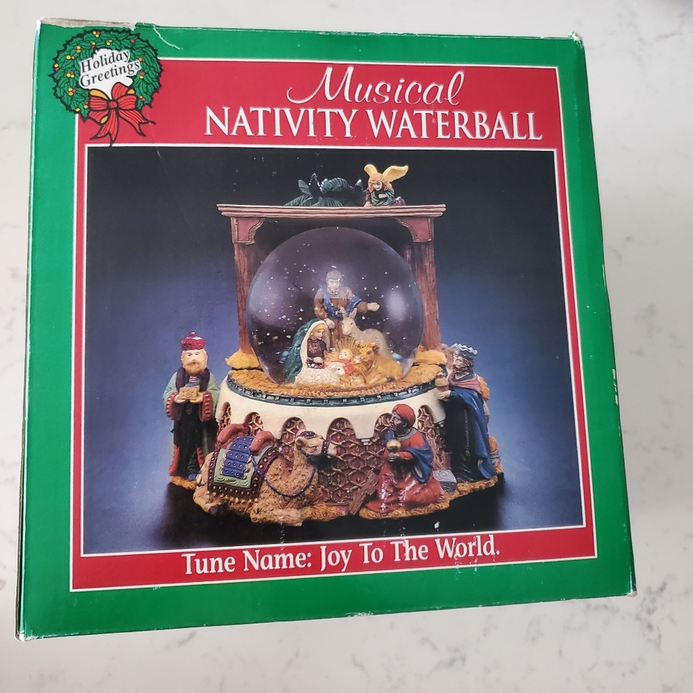 Musical nativity waterball